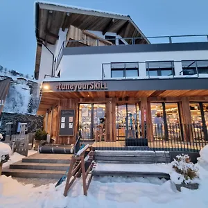 Skill Mountain - Und Bike Im Sommer Mit Joker Card Hostel